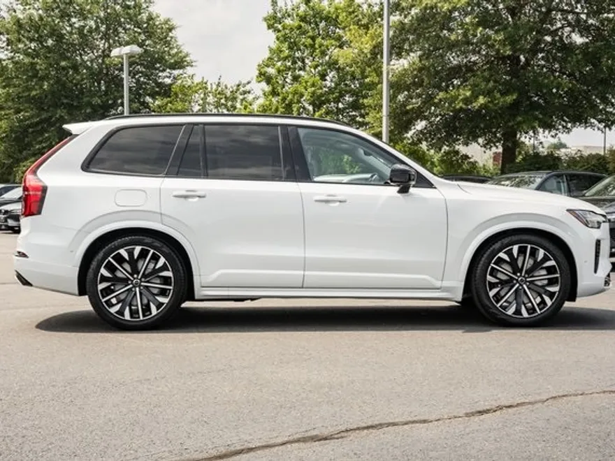 2026 Volvo XC90 T8 photo 1