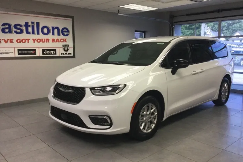 2025 Chrysler Pacifica photo 1