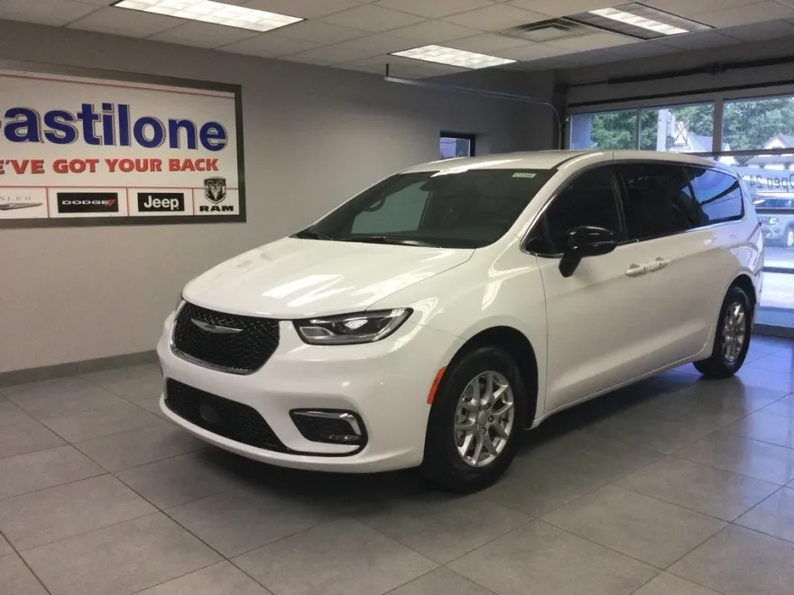 2025 Chrysler Pacifica photo 1