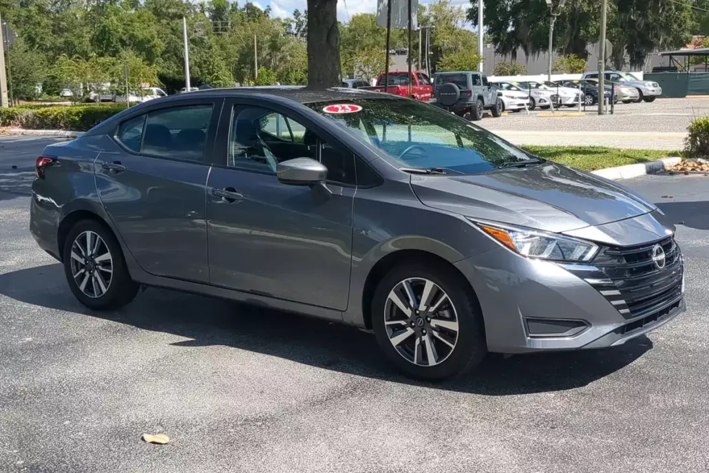 2023 Nissan Versa 1.6 SV photo 1