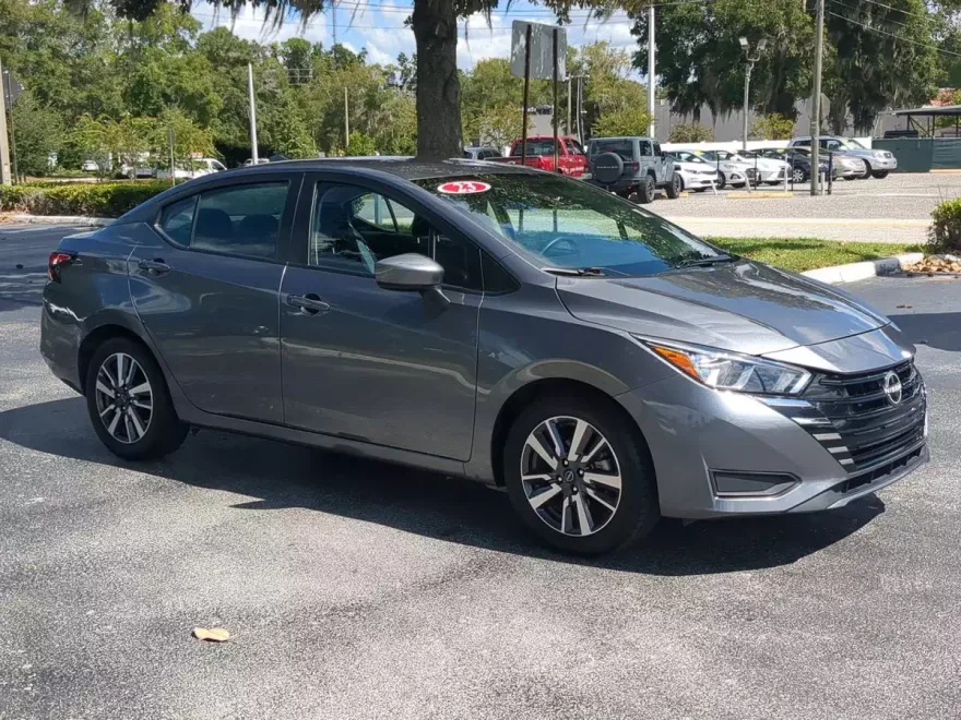 2023 Nissan Versa 1.6 SV photo 1
