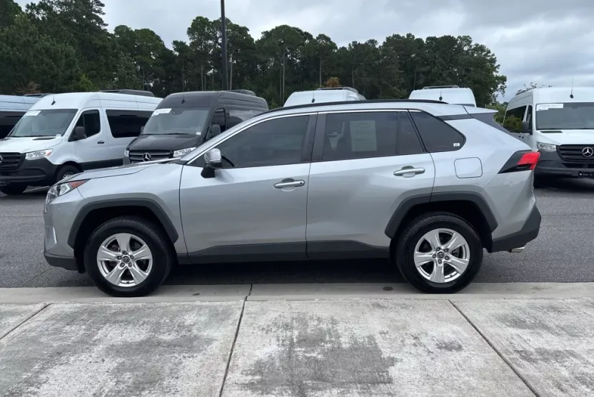 2020 Toyota RAV4 XLE photo 1