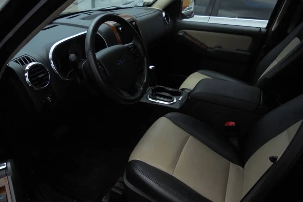 2010 Ford Explorer Eddie Bauer photo 1