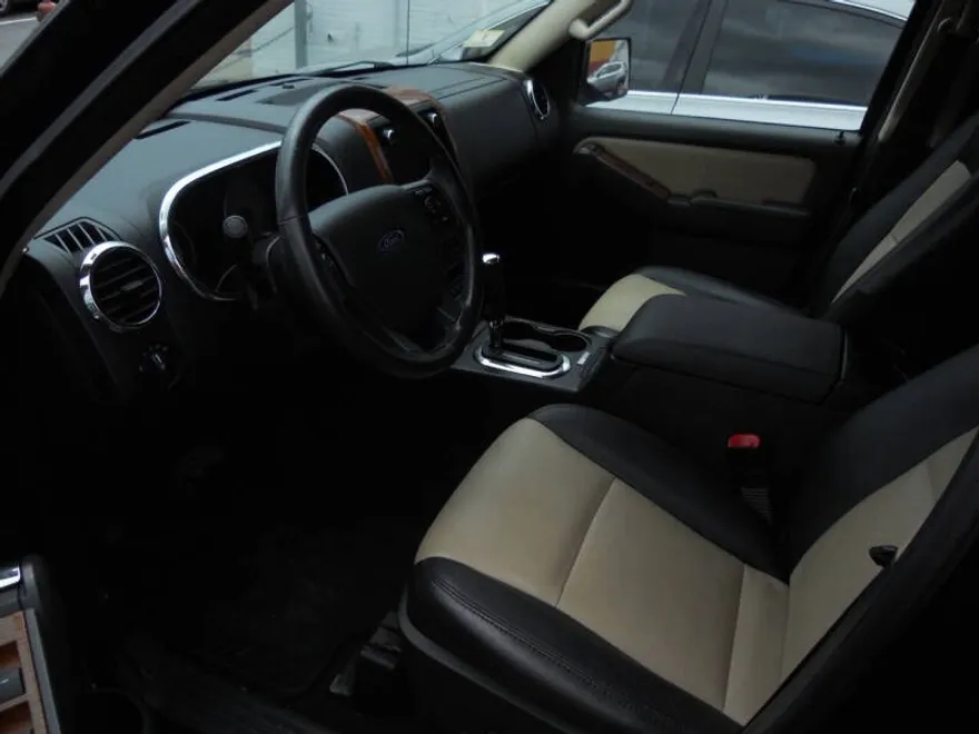 2010 Ford Explorer Eddie Bauer photo 1