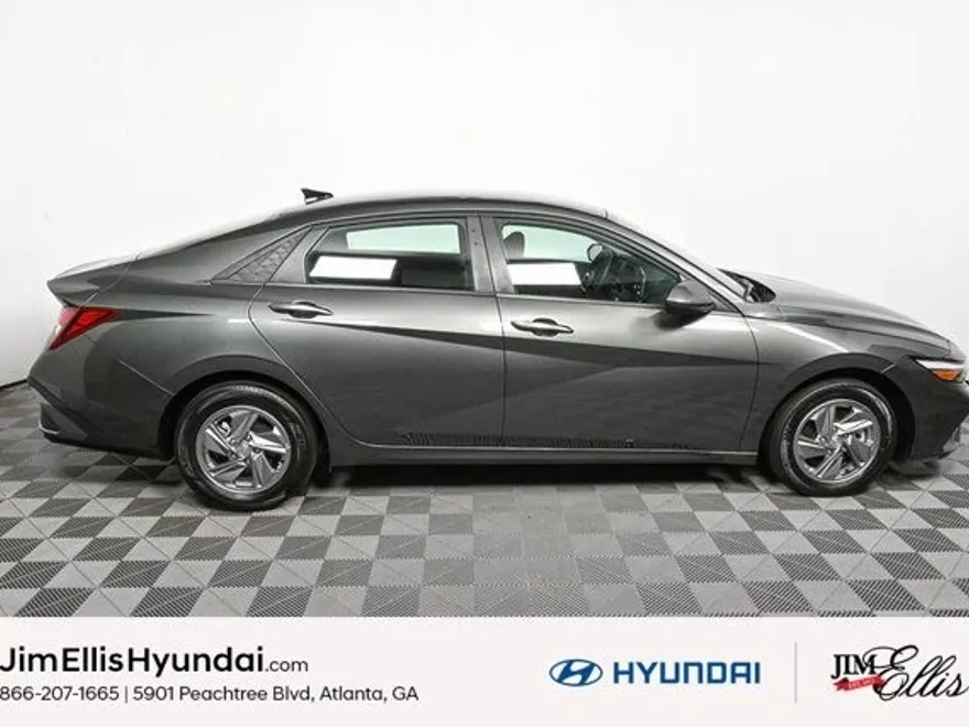 2024 Hyundai Elantra SE photo 1