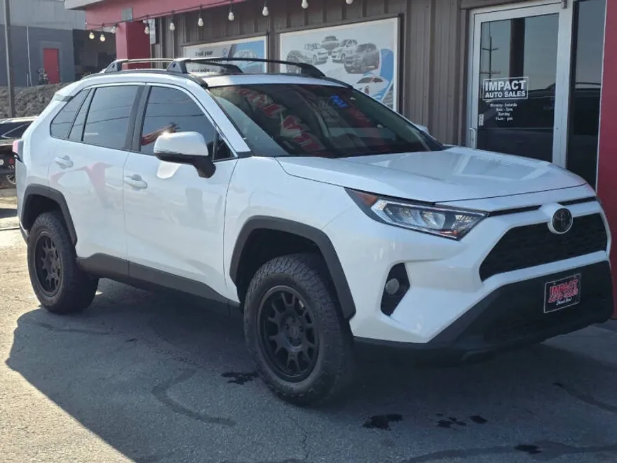 2019 Toyota RAV4 XLE photo 1