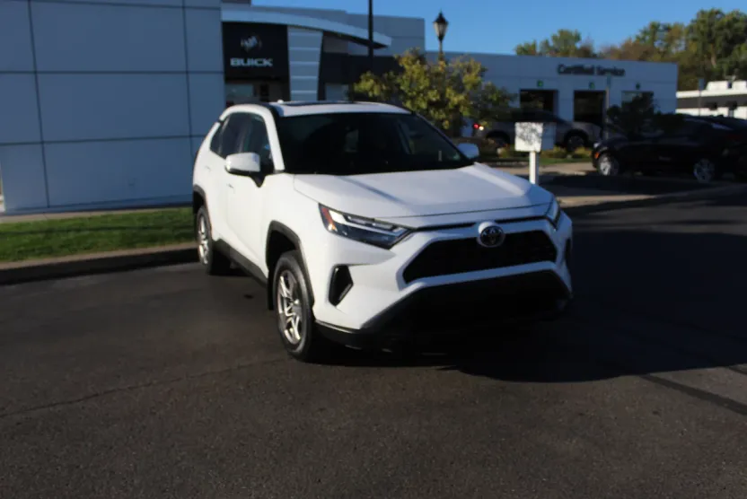 2022 Toyota RAV4 XLE photo 1