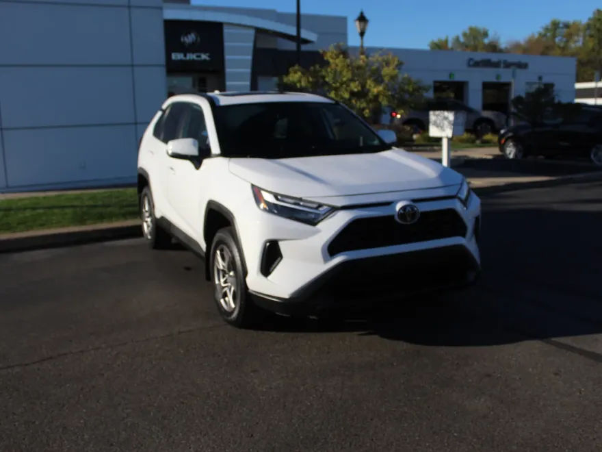 2022 Toyota RAV4 XLE photo 1