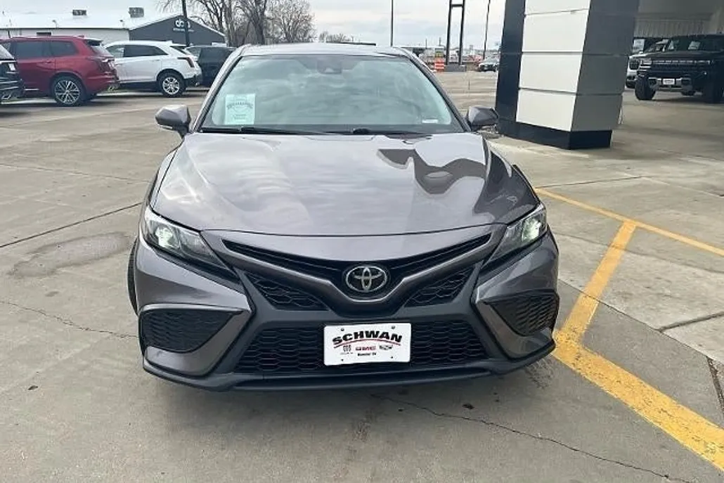 2022 Toyota Camry SE photo 1