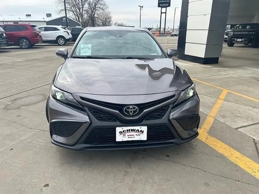 2022 Toyota Camry SE photo 1