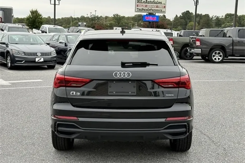2023 Audi Q3 S line Premium photo 1