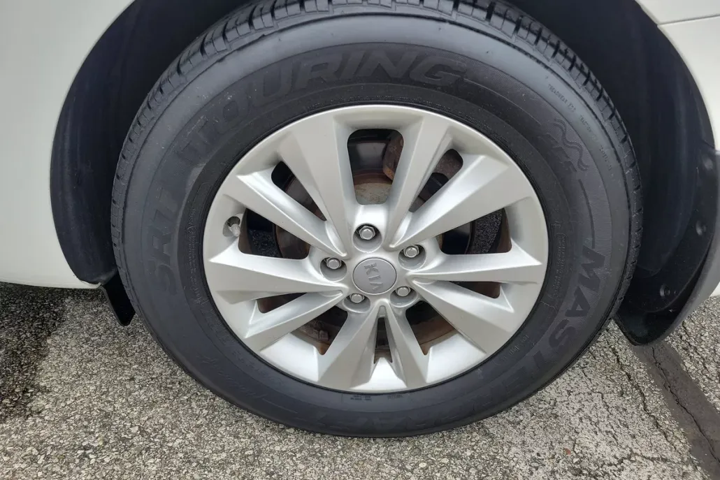 2016 Kia Sedona LX photo 1