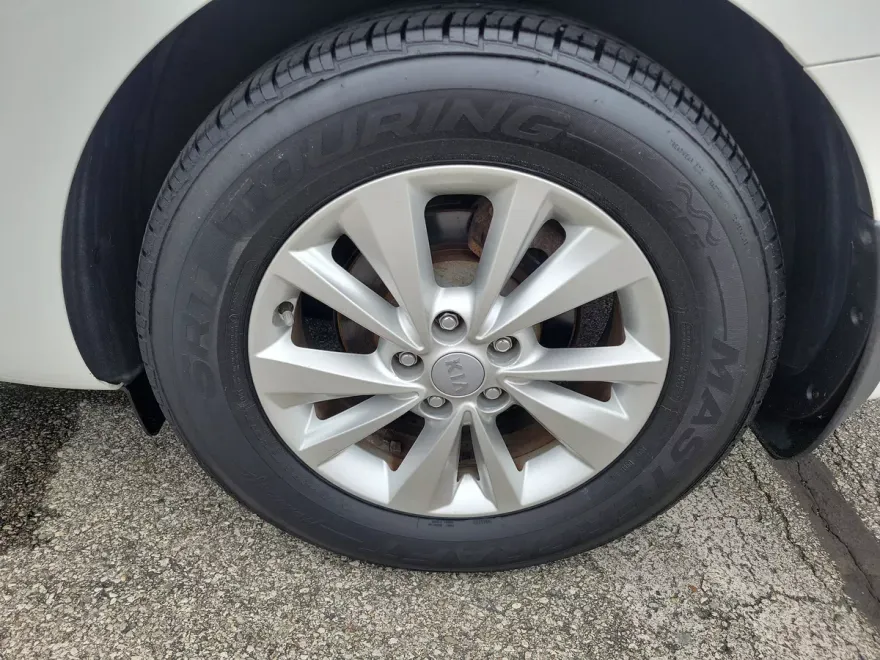 2016 Kia Sedona LX photo 1