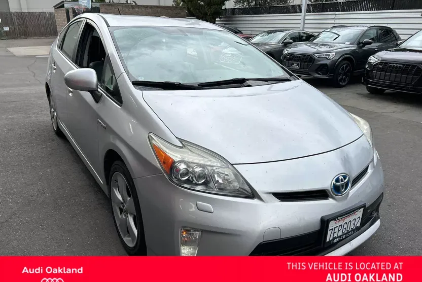 2014 Toyota Prius Five photo 1