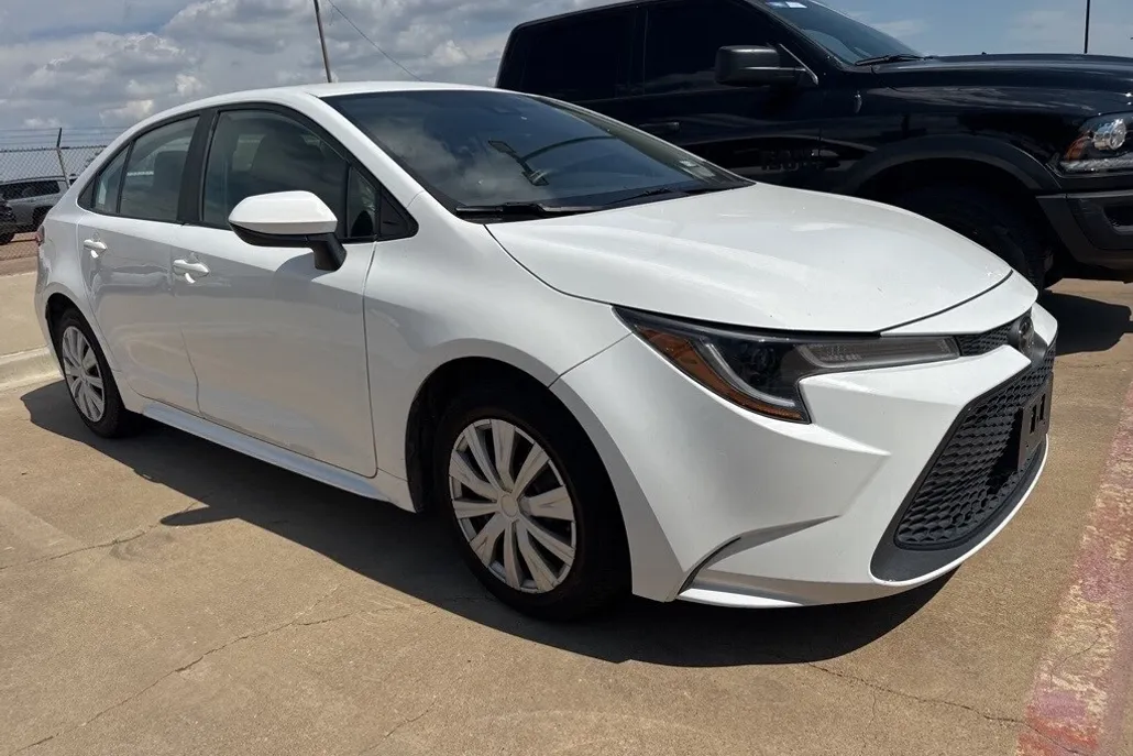 2022 Toyota Corolla LE photo 1