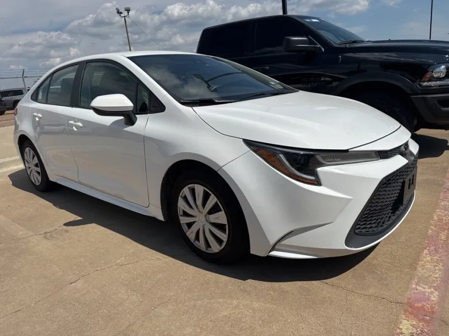 2022 Toyota Corolla LE photo 1