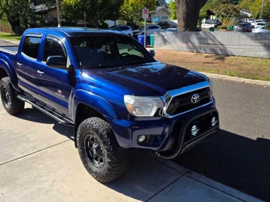 2015 Toyota Tacoma V6 photo 1