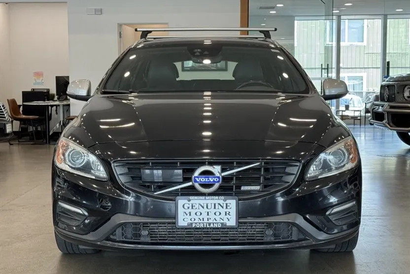 2015 Volvo V60 T6 R-Design Platinum photo 1