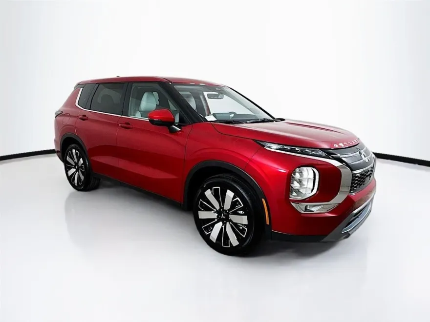 2025 Mitsubishi Outlander SE photo 1