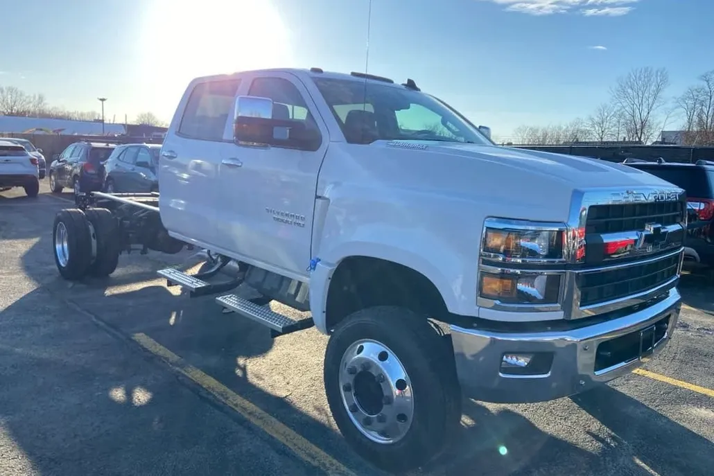2023 Chevrolet Silverado 5500HD LT photo 1