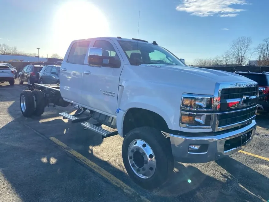 2023 Chevrolet Silverado 5500HD LT photo 1