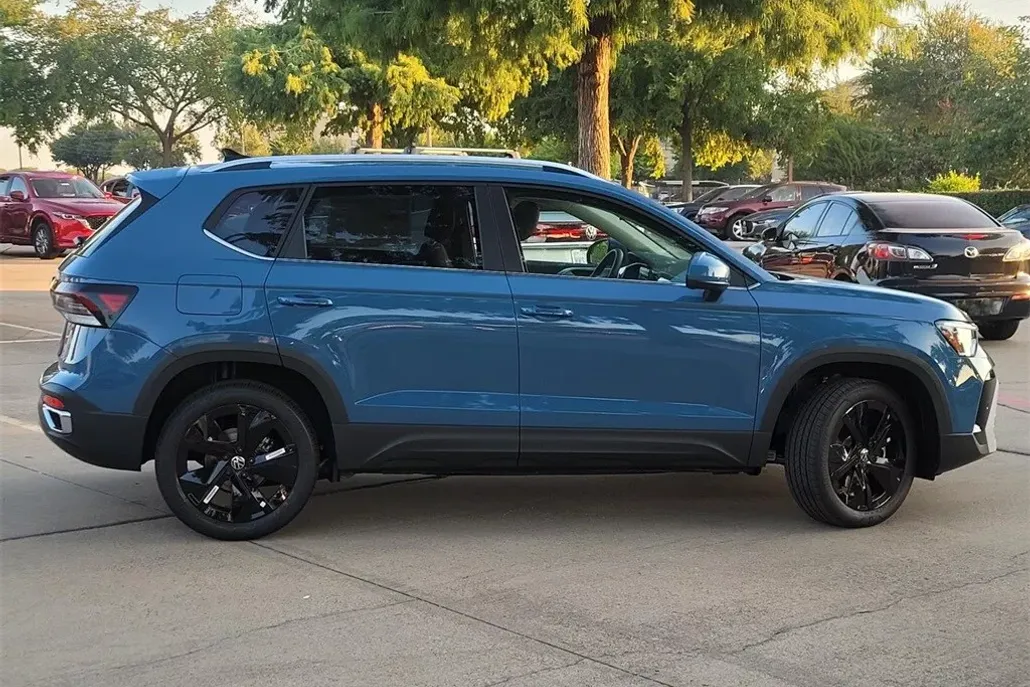 2025 Volkswagen Taos SE photo 1