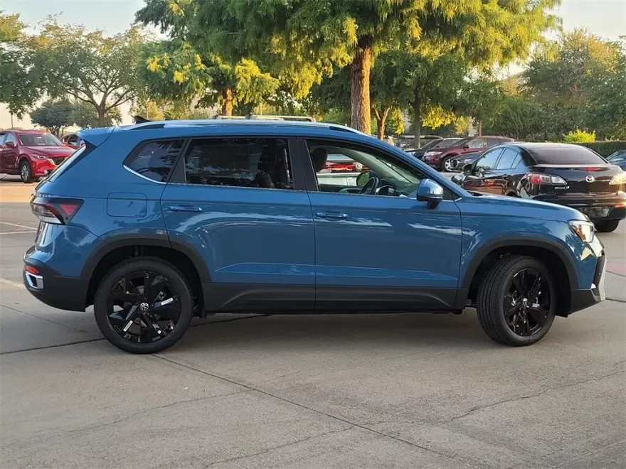 2025 Volkswagen Taos SE photo 1
