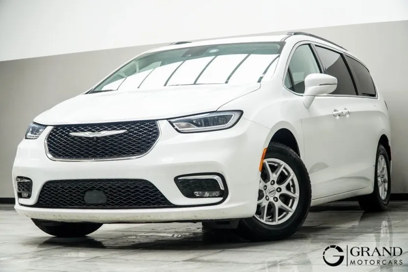 2022 Chrysler Pacifica Touring L photo 1