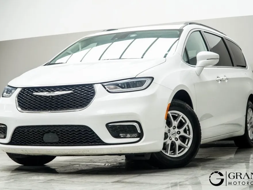 2022 Chrysler Pacifica Touring L photo 1