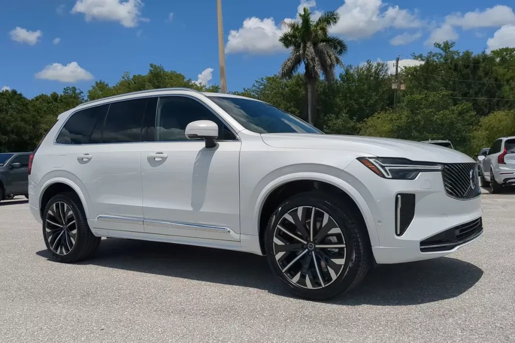 2026 Volvo XC90 B5 Plus photo 1