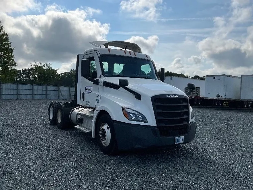 2022 Freightliner Cascadia 126" Day cab photo 1