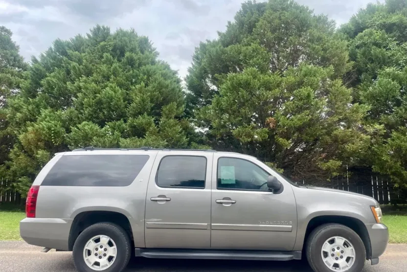 2008 Chevrolet Suburban LS photo 1