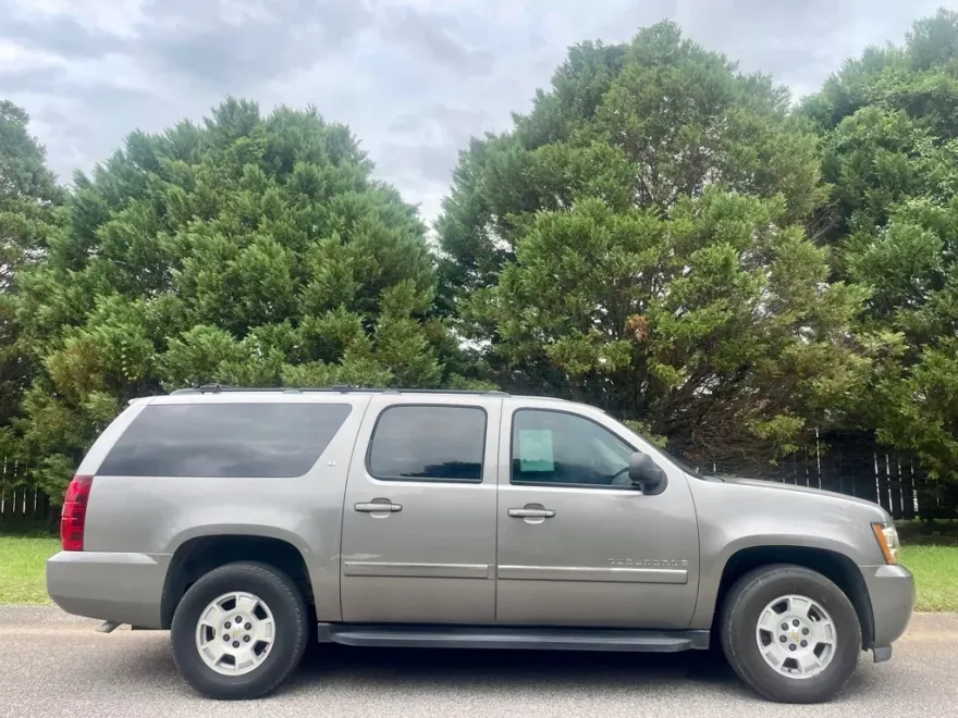 2008 Chevrolet Suburban LS photo 1