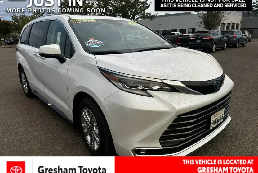 2023 Toyota Sienna Platinum photo 1
