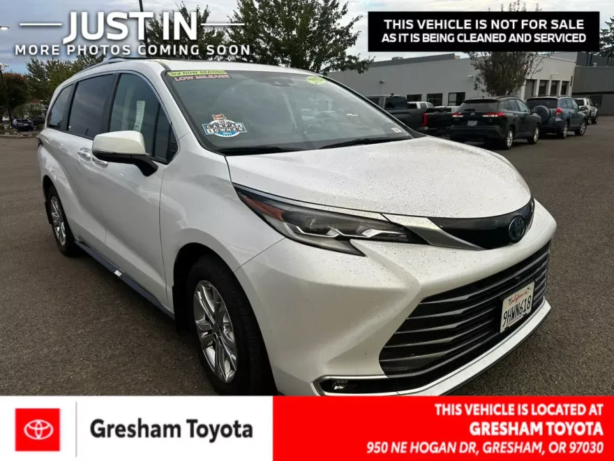 2023 Toyota Sienna Platinum photo 1