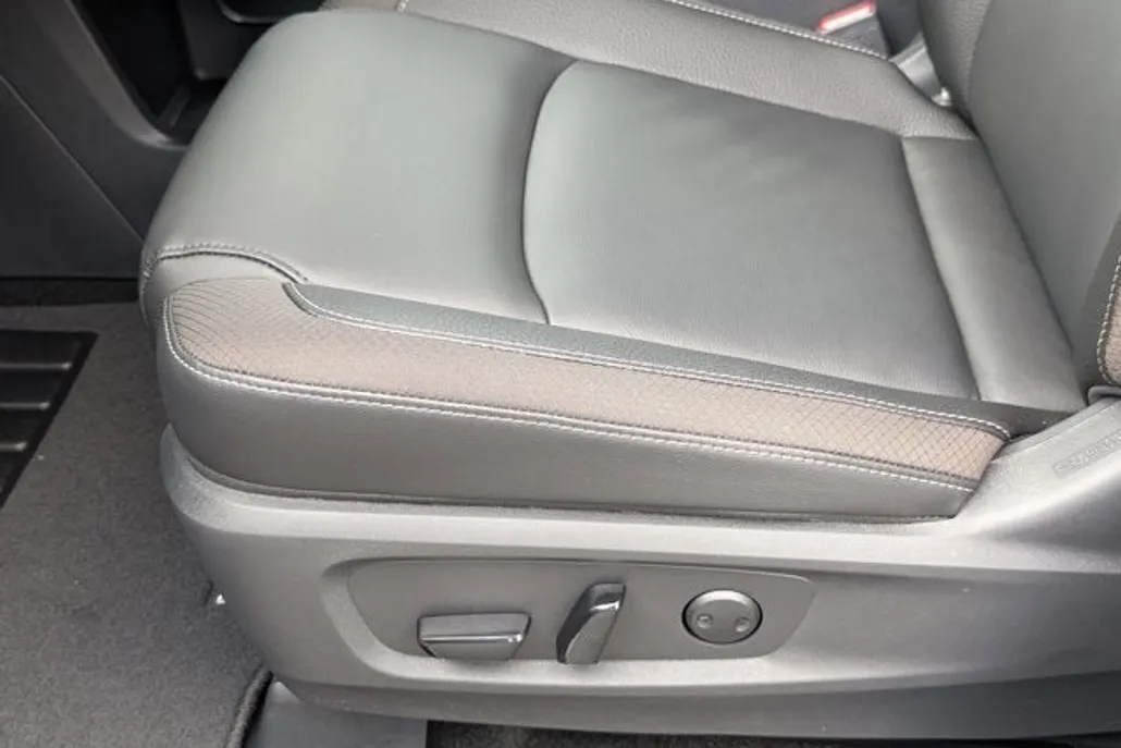 2025 Nissan Pathfinder SL photo 1