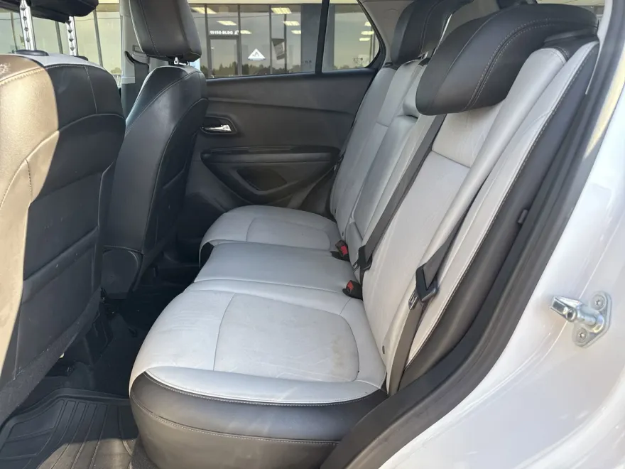 2022 Chevrolet Trax LT photo 1