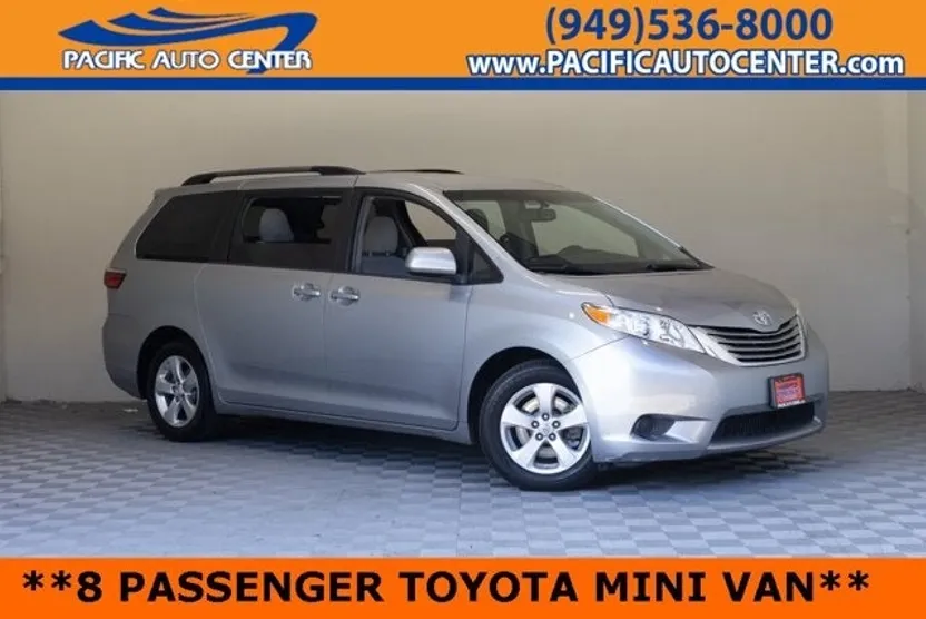 2015 Toyota Sienna LE photo 1