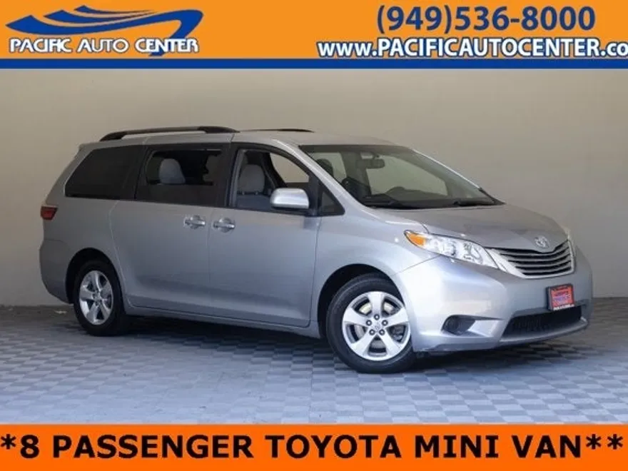 2015 Toyota Sienna LE photo 1