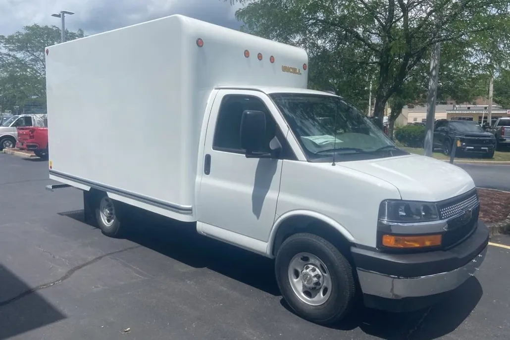 2025 Chevrolet Express Cutaway 3500 photo 1