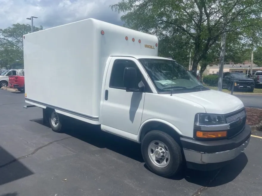 2025 Chevrolet Express Cutaway 3500 photo 1