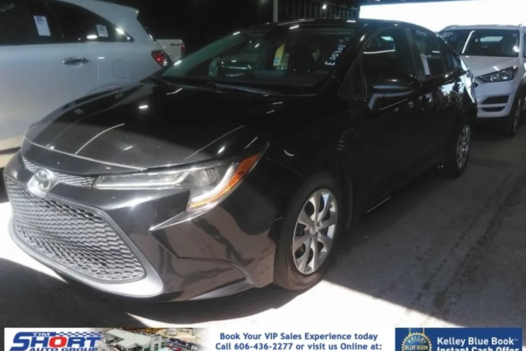 2021 Toyota Corolla LE photo 1