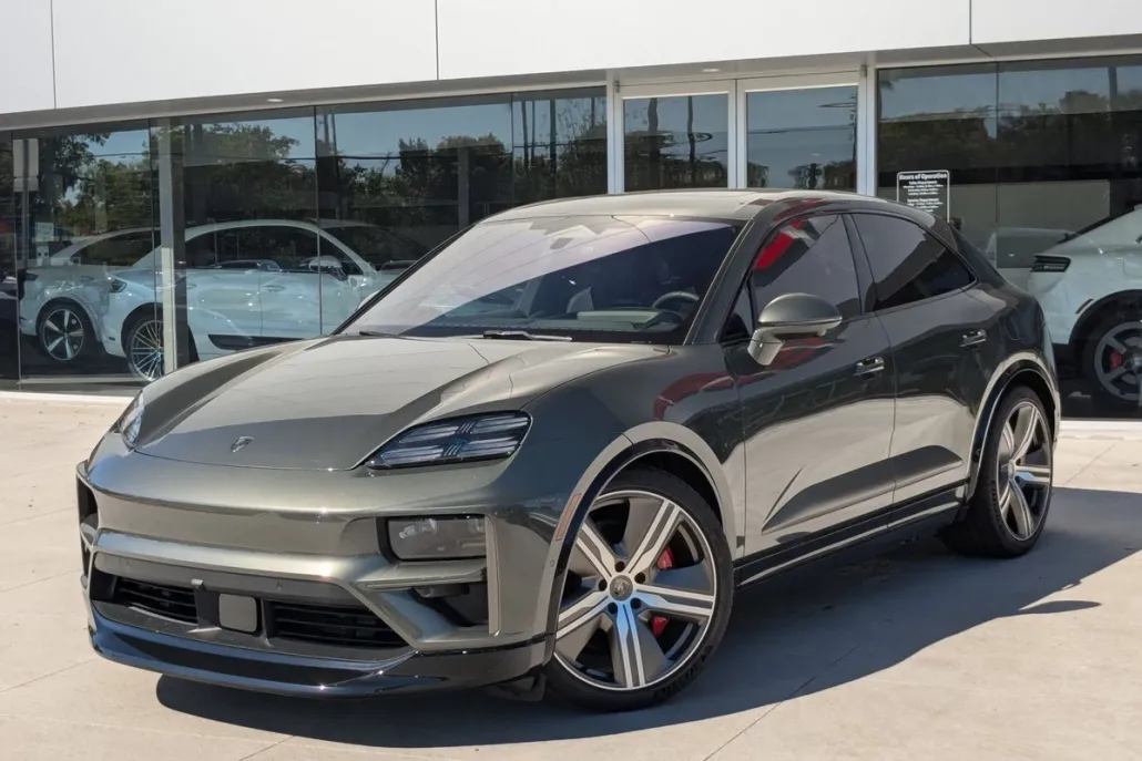 2024 Porsche Macan Electric Turbo photo 1