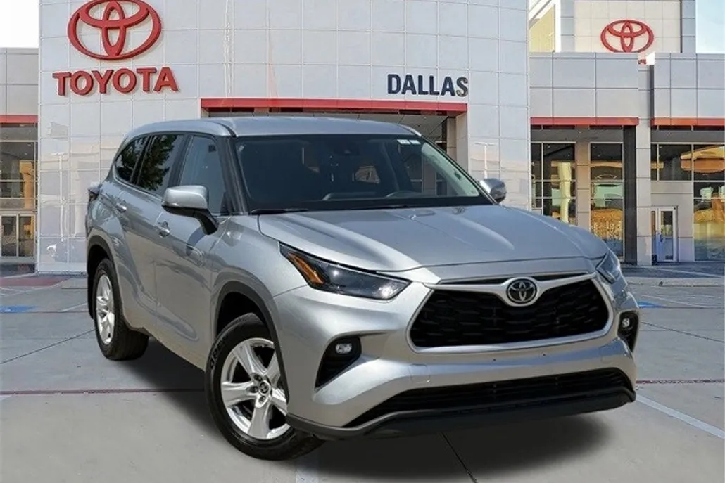 2024 Toyota Highlander LE photo 1