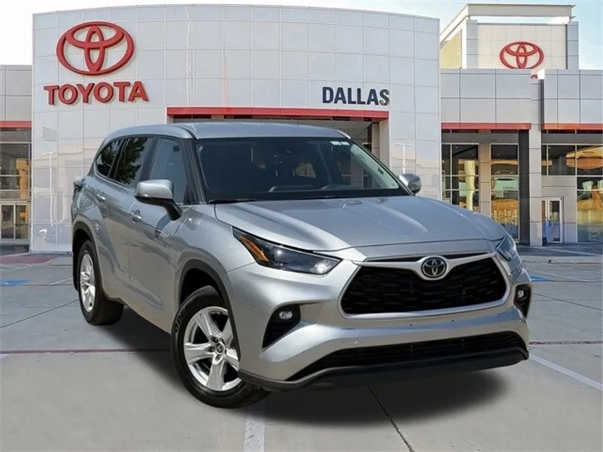 2024 Toyota Highlander LE photo 1
