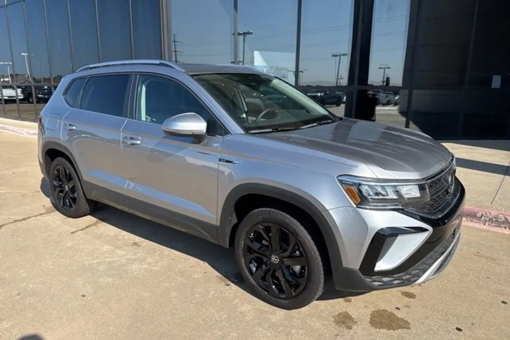 2024 Volkswagen Taos SE photo 1