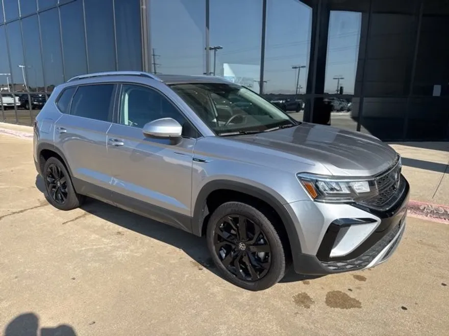 2024 Volkswagen Taos SE photo 1