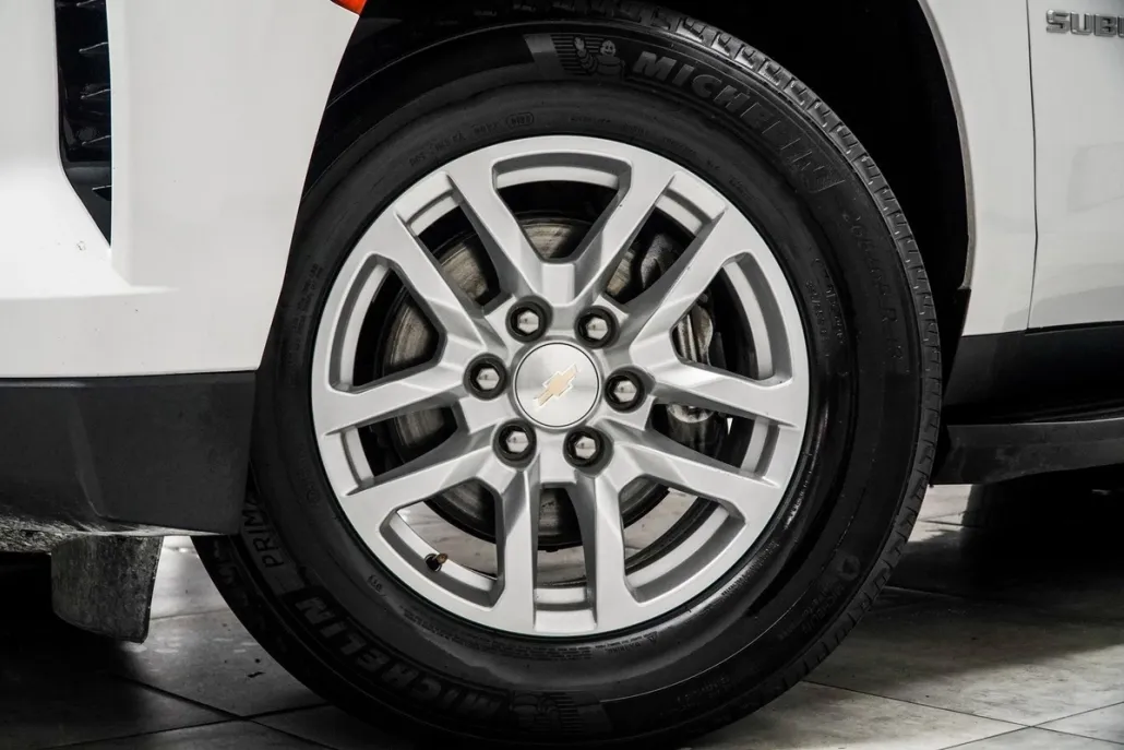 2023 Chevrolet Suburban LT photo 1