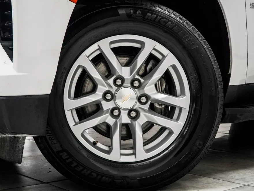 2023 Chevrolet Suburban LT photo 1