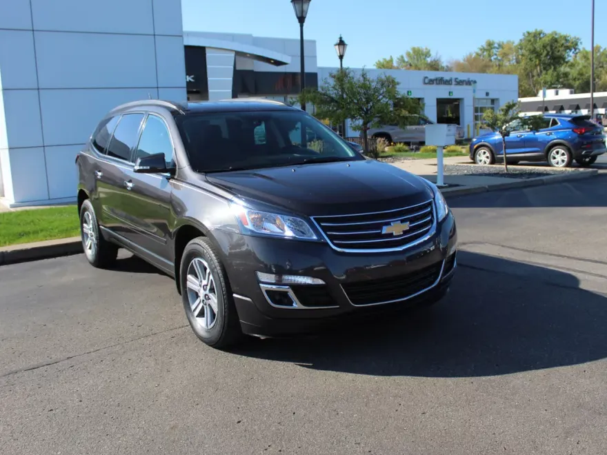 2017 Chevrolet Traverse LE photo 1